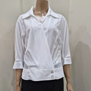 [더아이잗]더아이잗 슬릿 핏 턱 디테일 랩 블라우스 IP8A0BL011