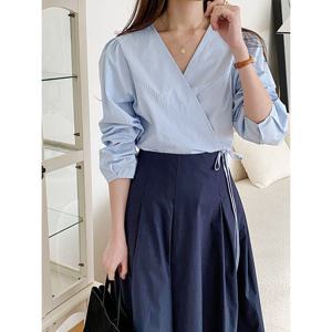 [헤레이스]리본끈 퍼프소매 랩블라우스_YMSH25SS557