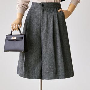 [커스텀에이블] 투턱 헤링본 버뮤다 팬츠_T2510PT609C