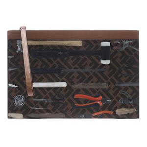 [펜디] 24SS 남성 툴 프린트 미디엄 클러치백 (7N0134 ARAP F1NVY 24S)