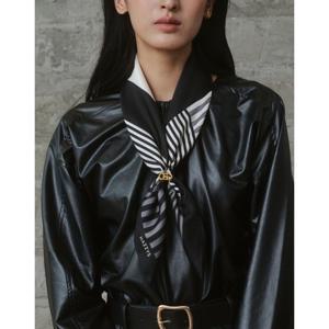 [헤지스/선물포장]블랙화이트 스트라이프 사각 실크 스카프 HISC5F820WT