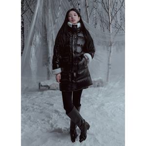 [게스]여성 Featherlight 무스탕 디테일 글램 롱다운 YP4W5873