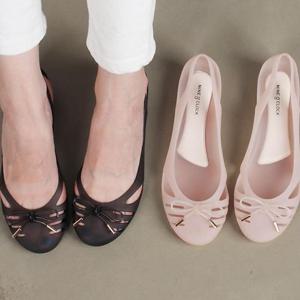 리본끈 장식 펀칭 젤리 슈즈 (Jtoojel)