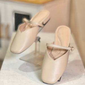 [리바디]버클 스트랩 라텍스 뮬 블로퍼 2cm 2023RV2112