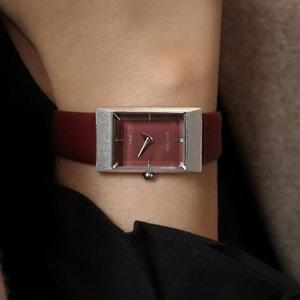 30대 여성 패션 브랜드 손목 시계 그리드 버건디 실버