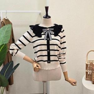 [포커스]FS5A9KT5060_리본 브로치 카레넥 니트