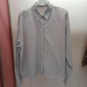 Destijl HC06 팔뚝품넉넉한 구김없는 뒤자수 스트라이프 남방형 셔츠블라우스 D2533bl07B1