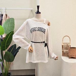 [포커스]FF5H9KT5249_레터링 벨티드 오프숄더 니트