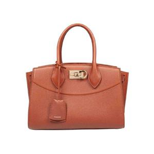 25FW 살바토레 페라가모 핸드 백 in pounding 레더 cognac color 21A112786168