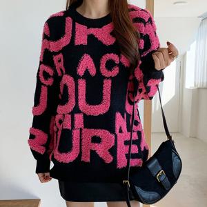 [올리비에스클로젯] 비비드 뽀글이 영문 라운드넥 니트_O2511KN060D