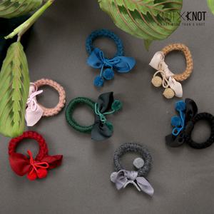 [KNOTXKNOT] 새틴리본폼폼장식 니트곱창 헤어밴드
