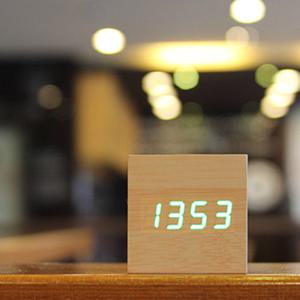 DYNN 정사각 미니 탁상 LED시계 탁상시계 나무시계 무소음