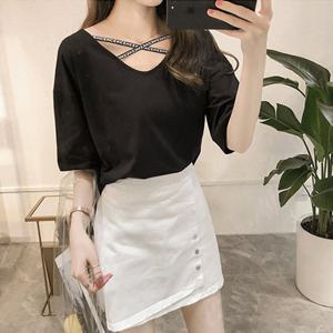 [유니제이] 다이 크로스 스트랩 반팔 티셔츠 U0GTS2801