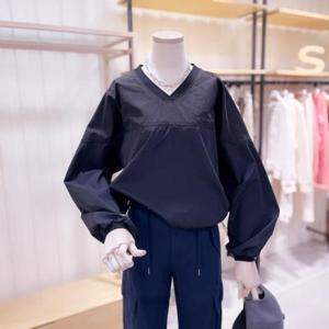 [시에로]  SK2SHF23M_V넥 톤배색 홑겹 우븐 풀오버