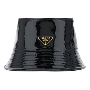 25 FW 프라다 트라이앵글 로고 플라크 글로시 램레더 버킷 모자 1HC137069