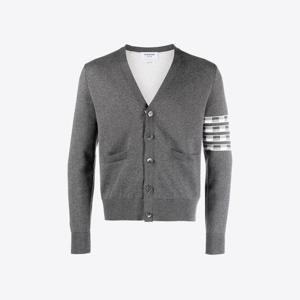 [톰브라운] MKC469A Y3006 035 사선완장 헥터 아이콘 자카드 브이넥 버튼 가디건 메드그레이 남성 자켓