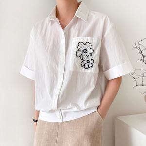 샵앤) 여성 카라넥 루즈핏 포켓 꽃자수 반팔 블라우스 CAT-WBL-4639-블랙