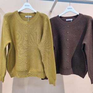 라티움 HC34 부드럽고 신축성좋은 단추포인트 라운드니트스웨터 T2541sw01