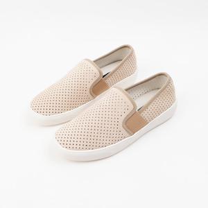 [신난다슈]여성 슬립온 단화 3cm 발편한 스니커즈 운동화 소가죽 펀칭 RH241195 베이지