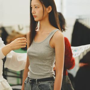 WOMAN 솔리드 U넥 슬리브리스 [4COL] / WBE2L01517