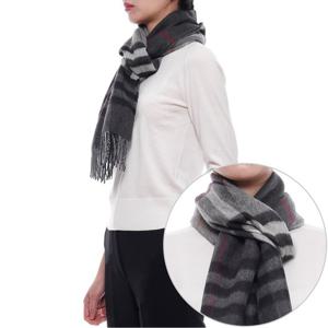 [버버리] 25FW 여성 컨트라스트 체크 캐시미어 머플러 (8059277 GREY CHARCOAL W 25F)