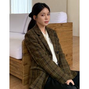 헤지스 여성 24FW 가격인하울100% 카키 해리스트위드 싱글 레귤러핏 자켓 HSJA4D772K2