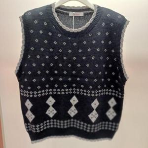 Latium HC06 크롭 부드럽고 신축성 좋은 타일 라운드 니트조끼 T2541vt03N