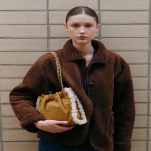 [질스튜어트] [코코체인] 스웨이드 가죽 체인숄더S 브라운 JABA6E153W2