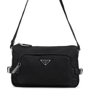 25 FW 프라다 로고 플라크 지퍼 클로저드 블랙 메신저백 2VH192VOOO2DMG