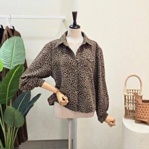 [포커스]FW5J7BL00299_레오파드 원포켓 카라넥 블라우스