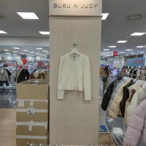 부루앤쥬디 HC42 밑단 프릴 오픈 블라우스 BBRJBL410B