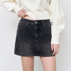 WOMAN 로우라이즈 워싱 데님 미니스커트 [BLACK] / WBE1L13503