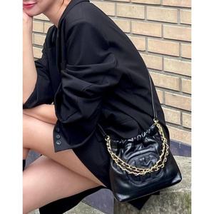 [헤지스] HIBA5F553BK_여성 H패치 블랙 레더 퀼팅 체인 미니크로스백