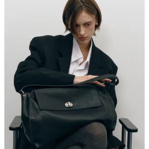 [질스튜어트핸드백]블랙 가죽 오브 장식 숄더백 L (파우치포함) JABA6E100 BK