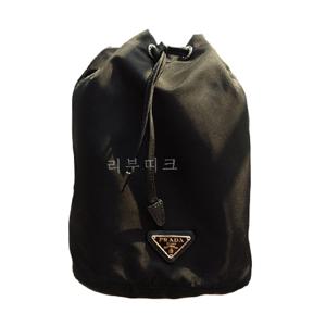 프라다 삼각로고 포코노 버킷 파우치 블랙 1NA369