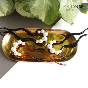 [KNOTXKNOT] 국내제작 단아한 진주장식 웨이브 두발 비녀