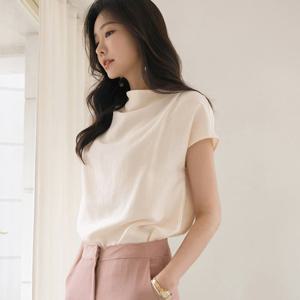 오드 BLO116 글로시 반하이넥 캡소매 블라우스