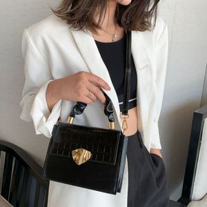 러블리 셔링 핸들 스퀘어 미니백 SM-UN-7692