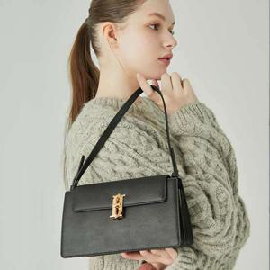 [제이에스티나] LUCE SM 바게트숄더 BK (JHNCHA4BS823BK010)