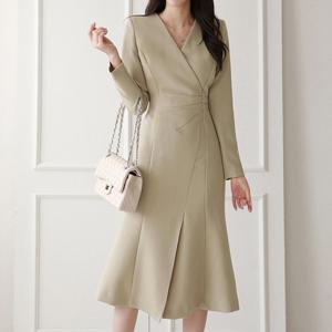 [한정/특가] 핀턱 포인트 앞슬릿 브이넥 원피스_M2403OP046A