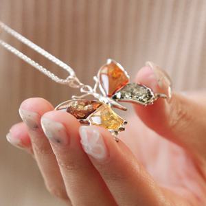 바이데이지 호박 원석 멀티컬러 나비 실버 목걸이 Bn0522