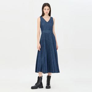 [시슬리] 브이넥 플리츠 절개 데님 원피스_SAOP07441BL