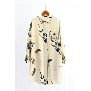 [비꼴리끄(여성)]린넨 프린트 히든 버튼 롱블라우스 B222WB3130