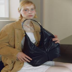 [질스튜어트]블랙 소프트 고트레더 셔링 숄더백 L  JABA4F219 BK