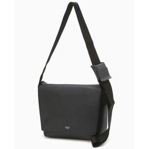 [헤지스ACC] 블랙 솔리드 로고장식 크로스백 HJBA5E770BK