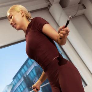 [데상트공식] [성승민 착용] 우먼스 트레이닝 벡터 세미 크롭 반팔 티셔츠 SQ122TTS13