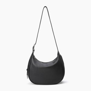 [베네통] 하프문 레더 버클 숄더 백_BCBG09511BK