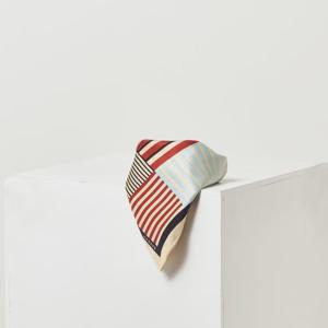 [헤지스] 아이보리 스트라이프 사각 실크 스카프 HIMU3E803