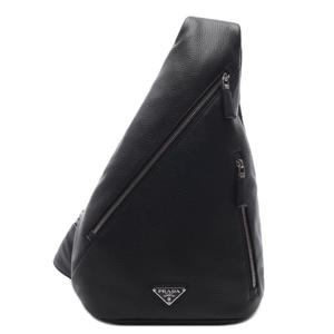 [프라다] 25SS 남성 비텔로 삼각로고 슬링백 (2VZ092 2BBE F0002 V OLO 25S)