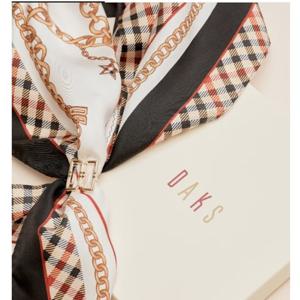 [닥스] 아이보리 체인프린트 쁘띠 삼각스카프&링 세트